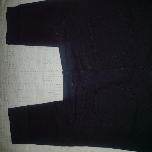 Universal Thread - Picture 1 of 3